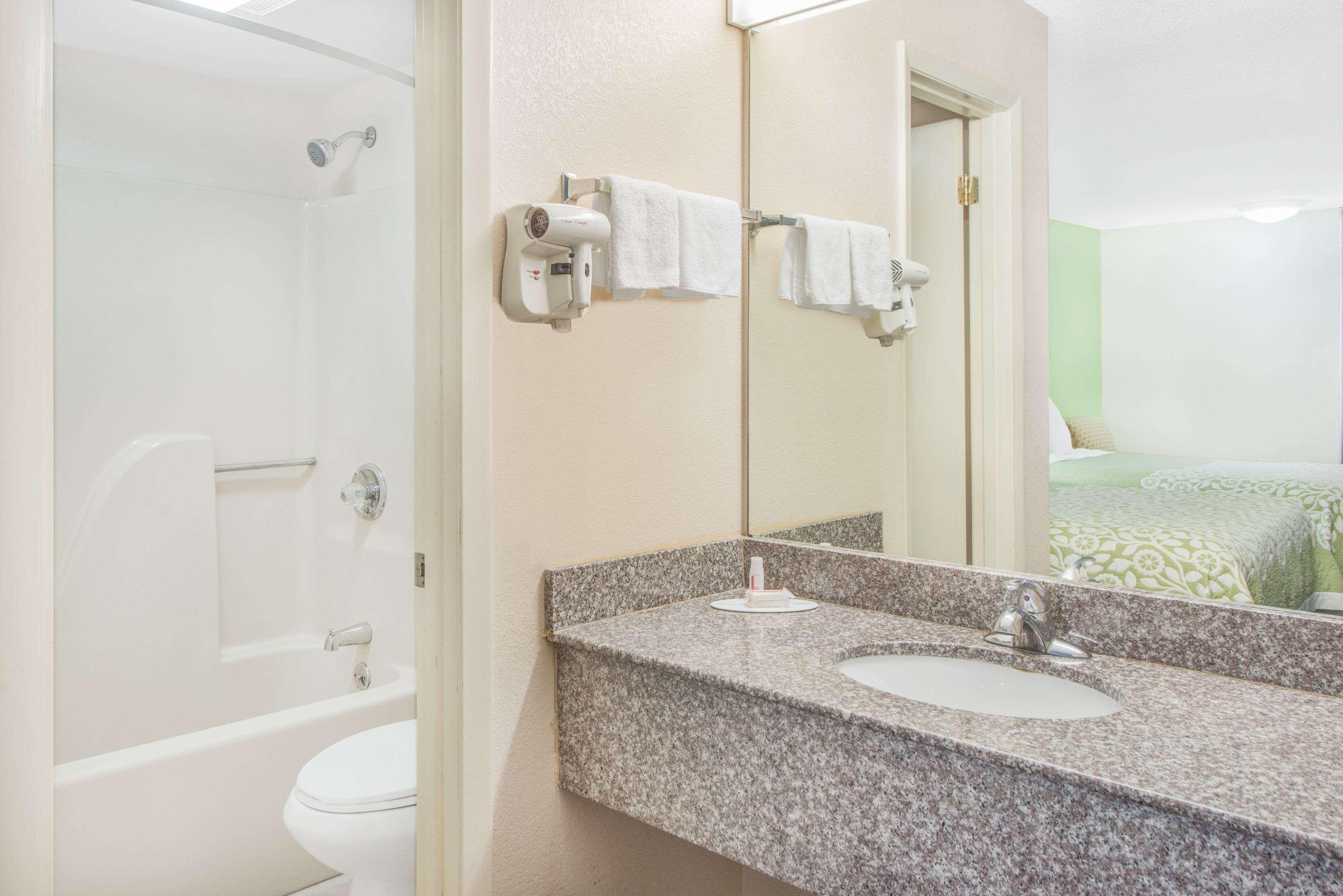 Days Inn By Wyndham Calvert City - Paducah East Bagian luar foto
